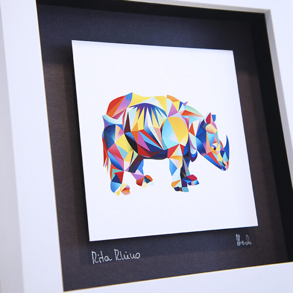 Fine Art Druck mit Rahmen - Rita Rhino blau auf dunkelblau – Bild 2